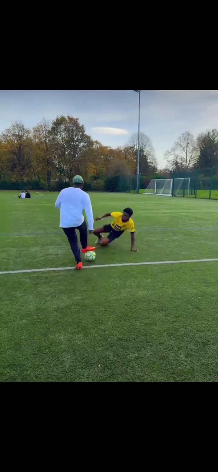 球队攻守兼备,成为此次比赛焦点(是球队进攻的组织者,被称为球队的核心) 球队攻守兼备,成为此次比赛焦点(是球队进攻的组织者,被称为球队的核心)