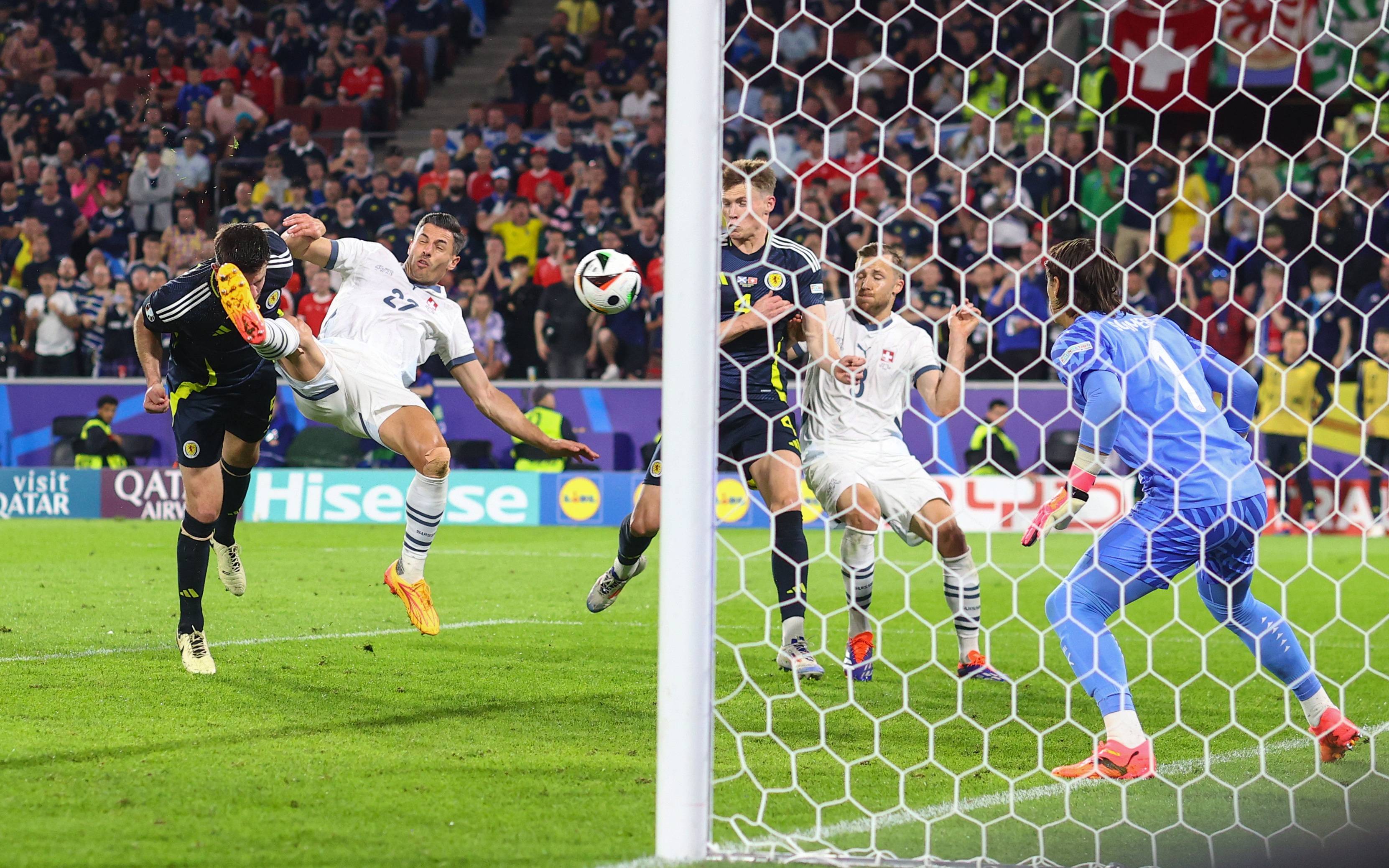 aoa体育直播-足球赛事场面惊心动魄，观众惊叹不已的简单介绍