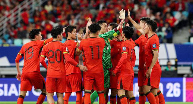 足球赛场上各方势力争夺胜利，强者胜弱者