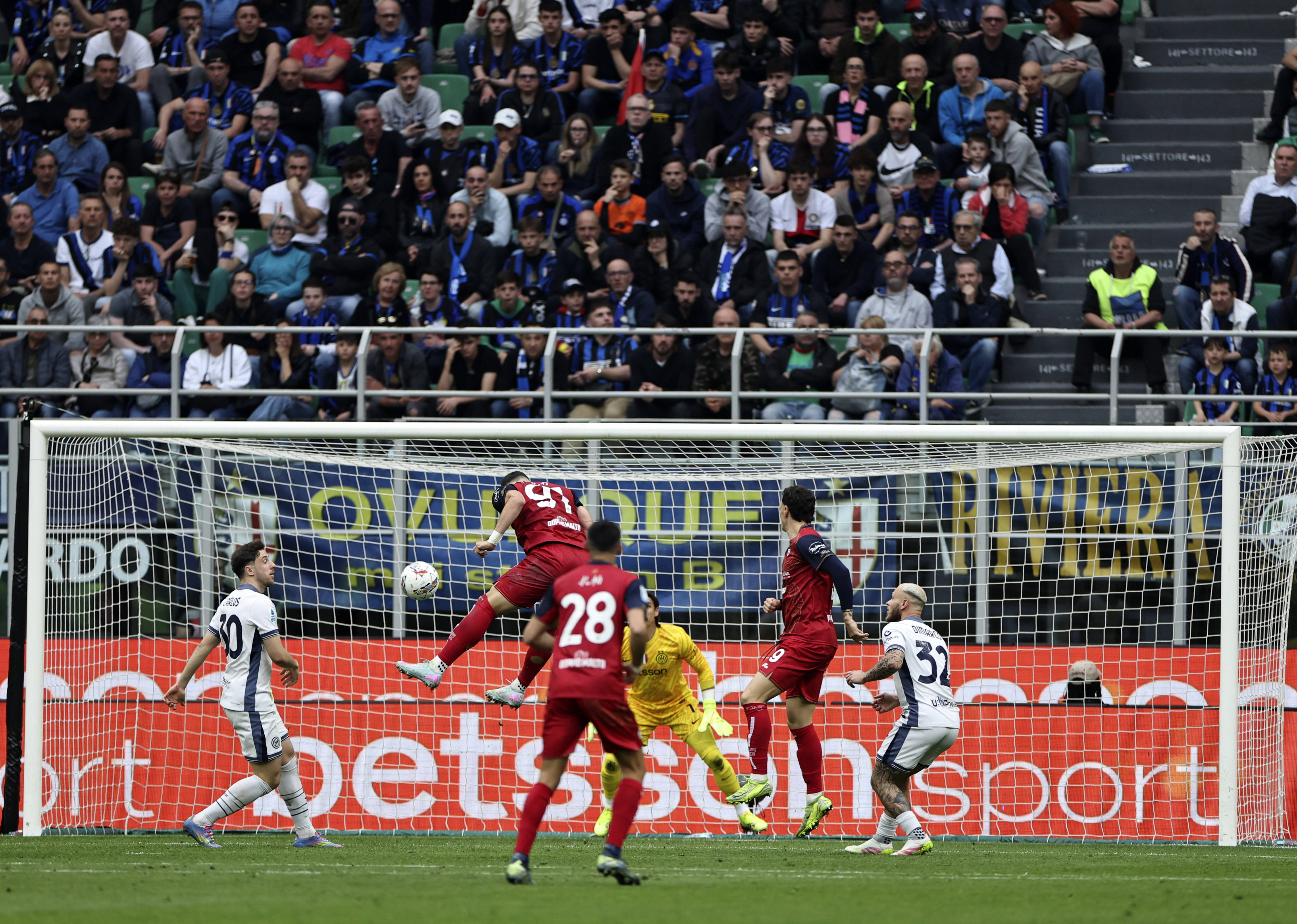 aoa体育培训-意甲联赛强强对决如期上演，球队实力有目共睹