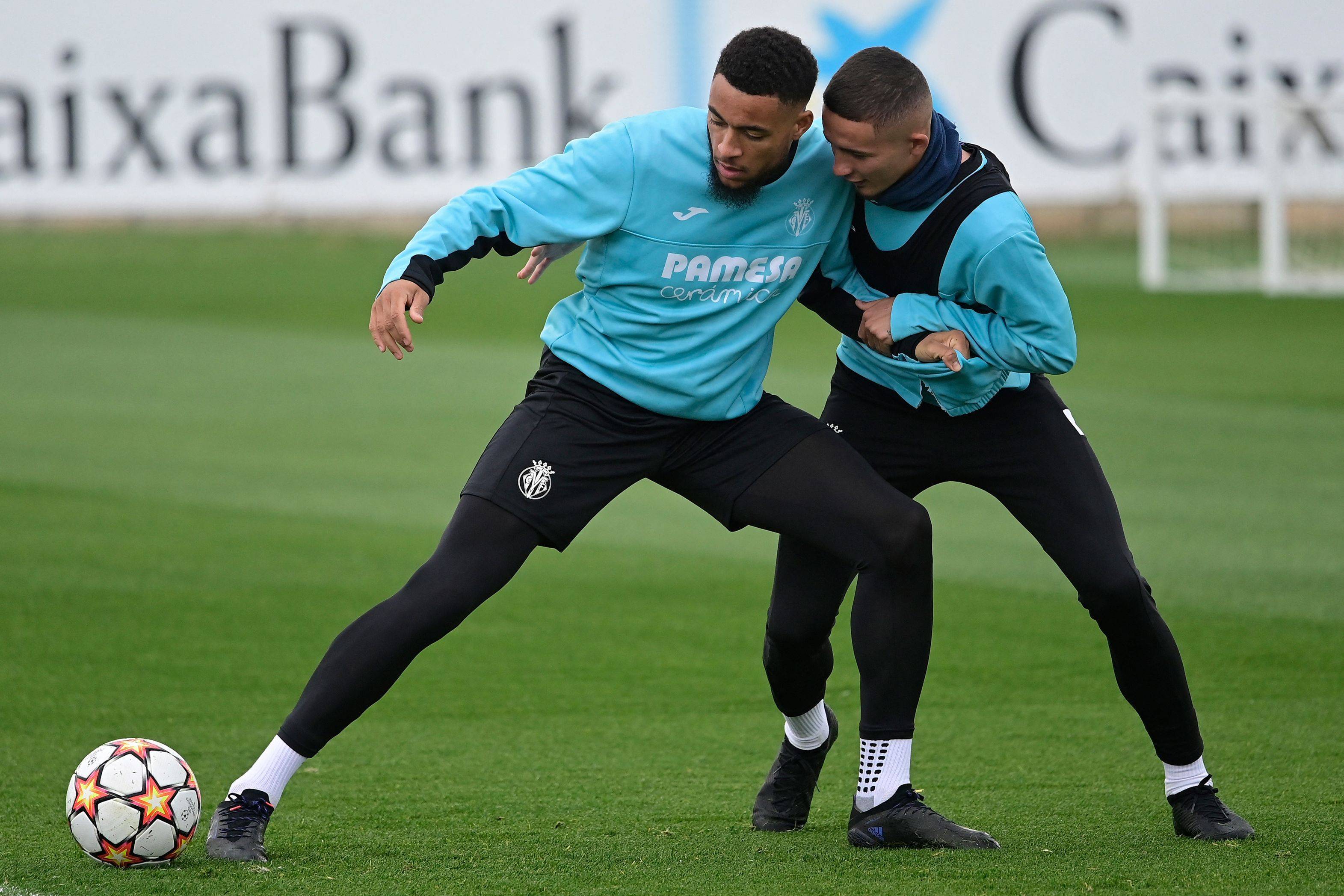 比利亚雷亚尔队员在比赛中表现出色