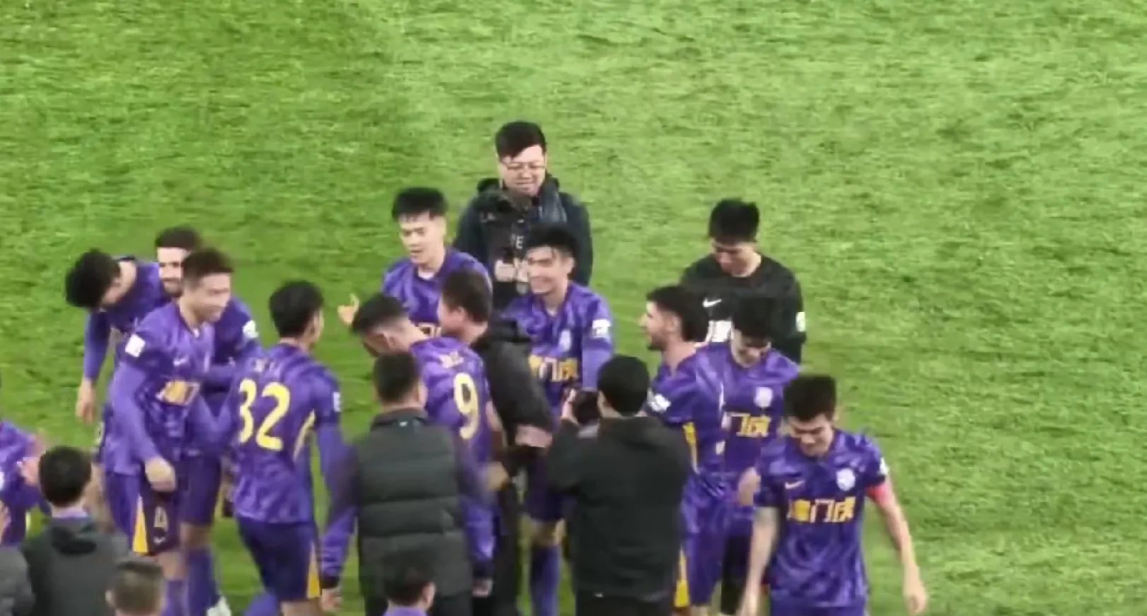 aoa体育-新教练带领球队备战新赛季，目标争冠