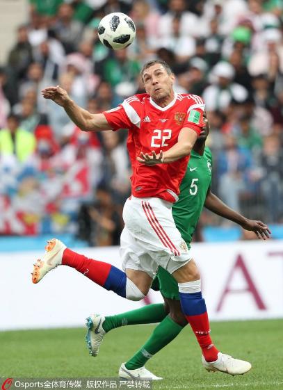 aoa体育教练-黄牌飞出！激烈角逐中，裁判足够严谨