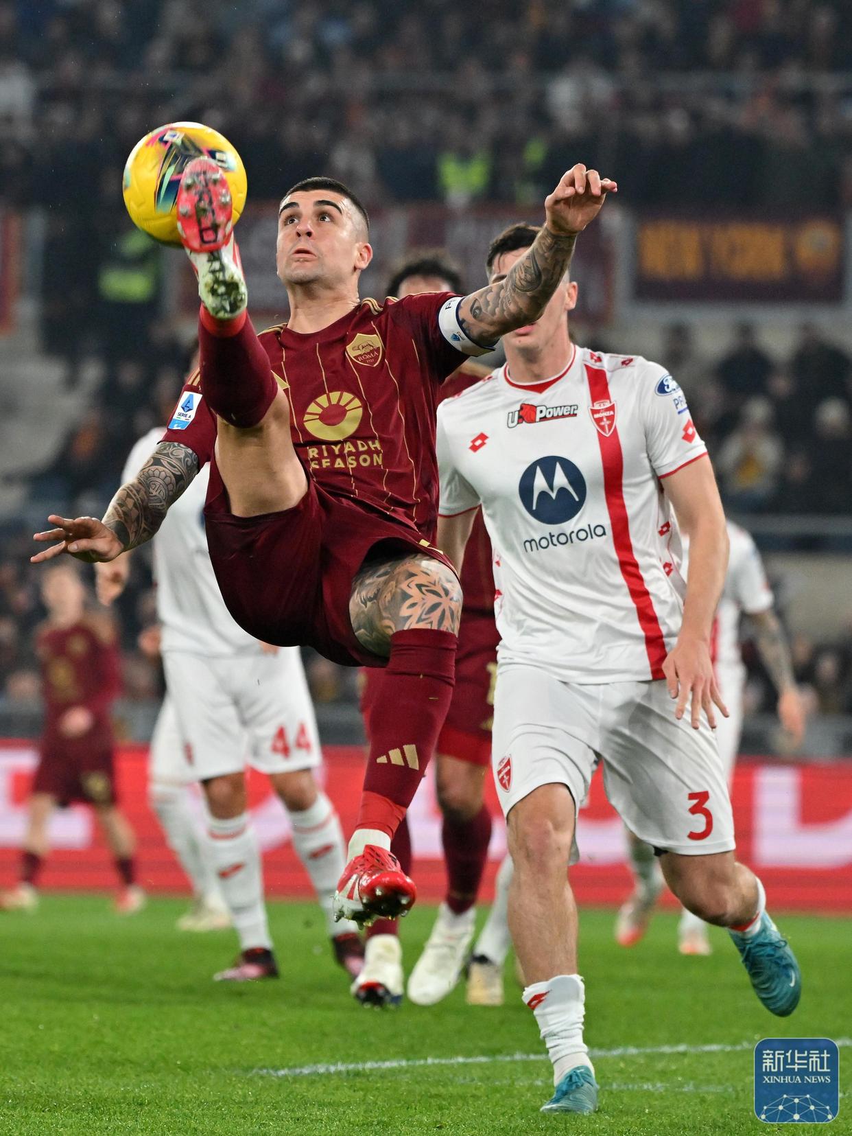 aoa体育课程-罗马队员奋力拼搏，取得关键胜利的简单介绍