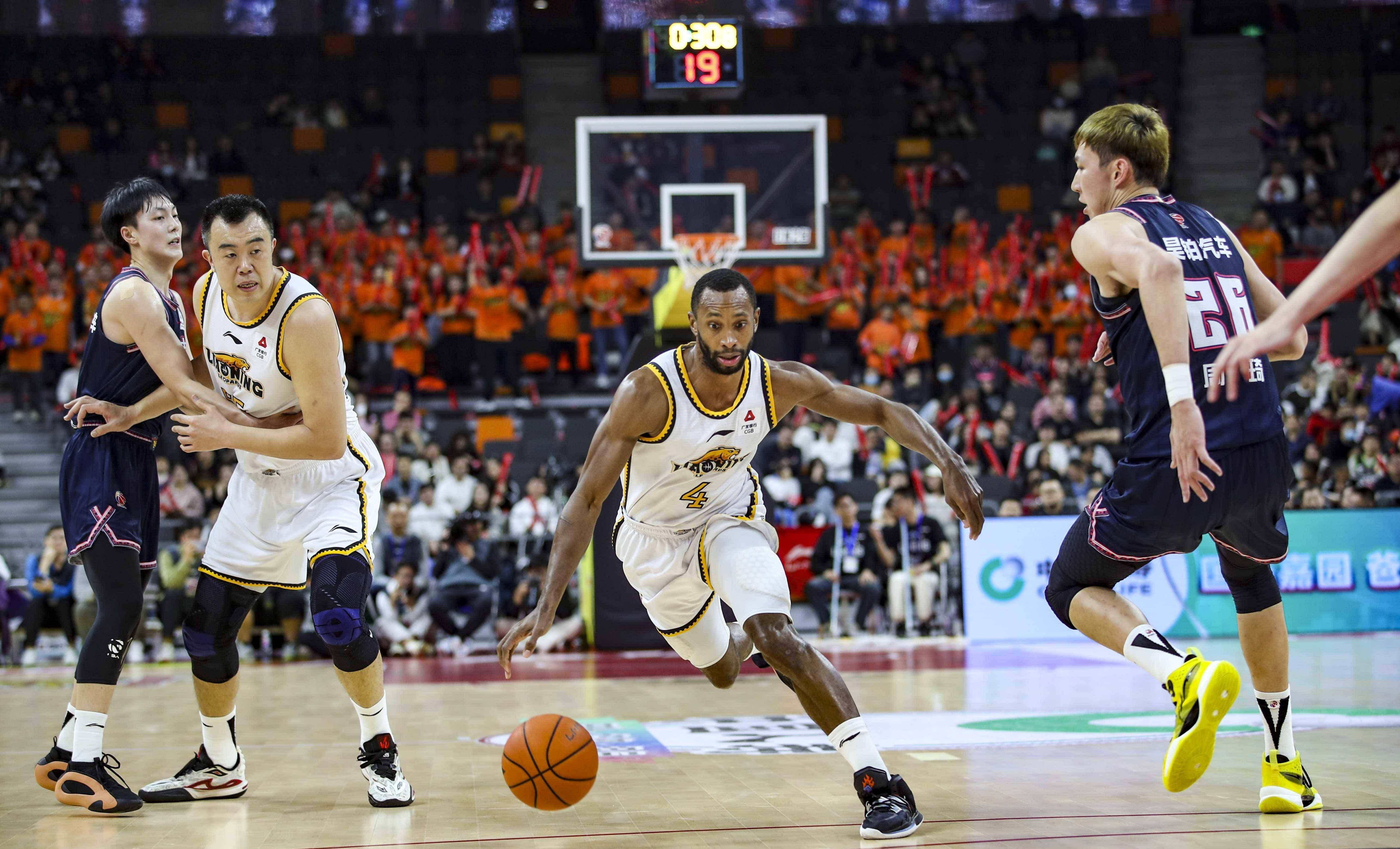 aoa体育课程-比赛即将开始，球队们全力以赴争夺胜利！