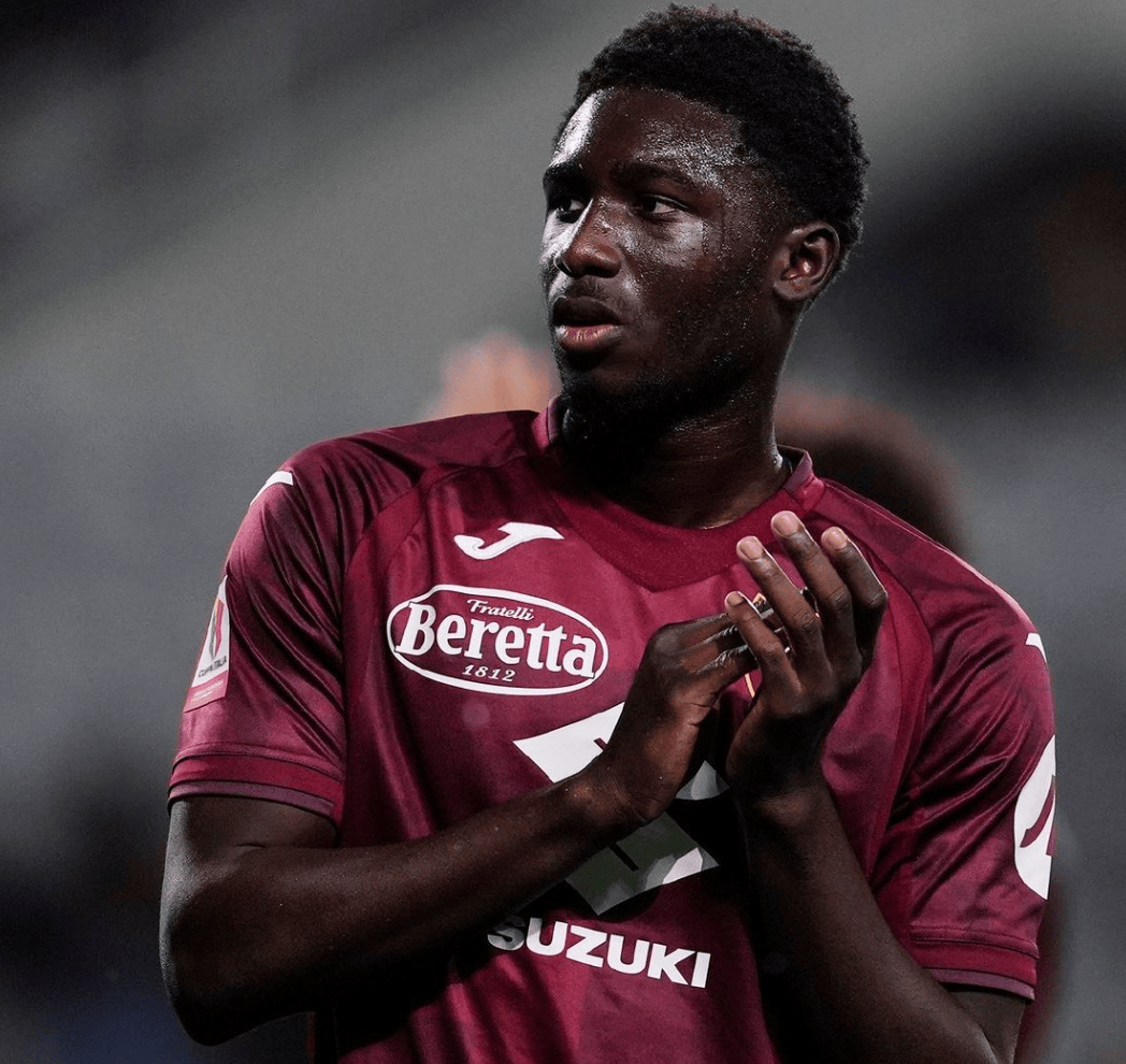 aoa体育教练-都灵足球队战胜罗马城，豪取三分