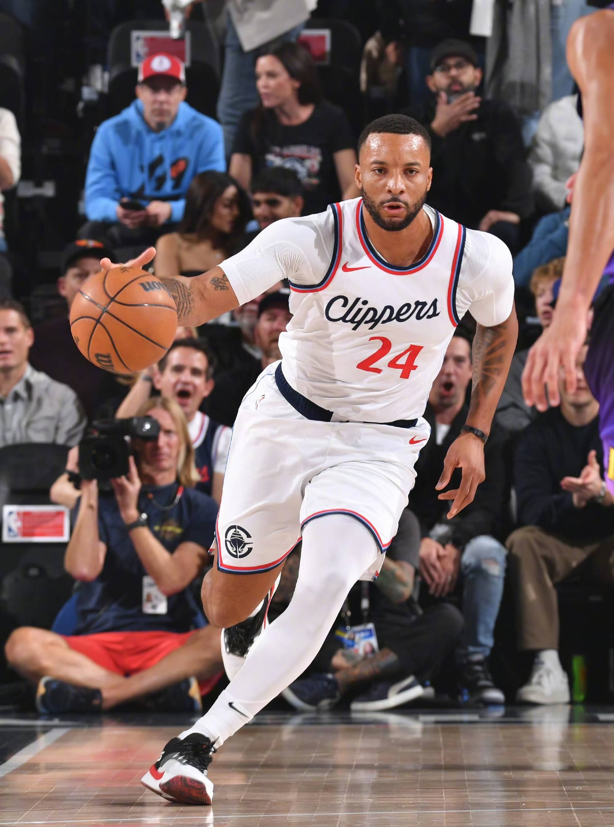 aoa体育培训-快船遭遇黄蜂逆转，憾失胜利