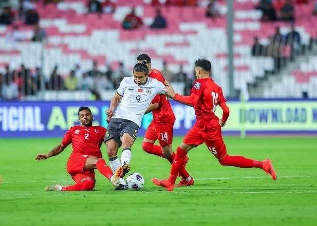 足球赛场上,泰国队面对强敌,取得胜利 足球赛场上,泰国队面对强敌,取得胜利