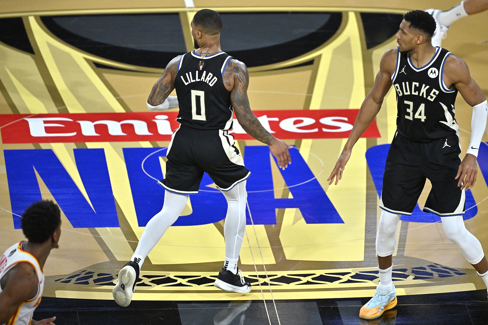 雄鹿核心强硬防守,带领球队夺冠 雄鹿核心强硬防守,带领球队夺冠